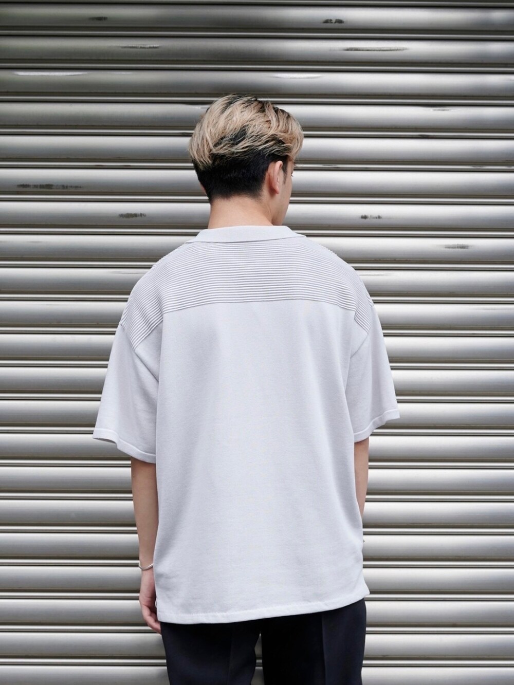 グレー系のポロシャツを着用したメンズの夏コーディネートの4枚目の写真