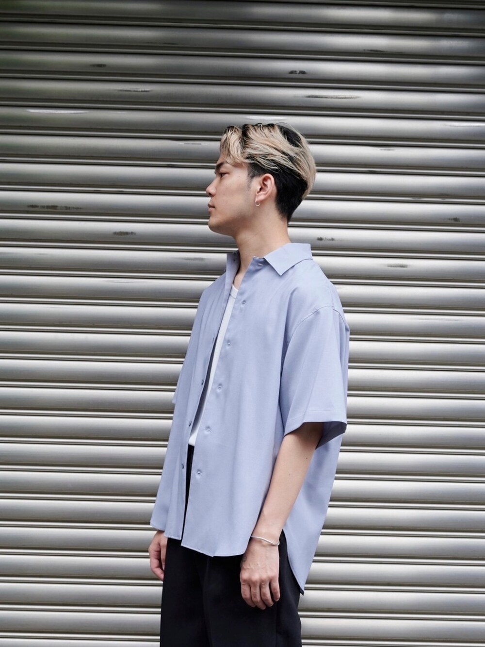 ブルー系のシャツ/ブラウスを着用したメンズの夏コーディネートの4枚目の写真