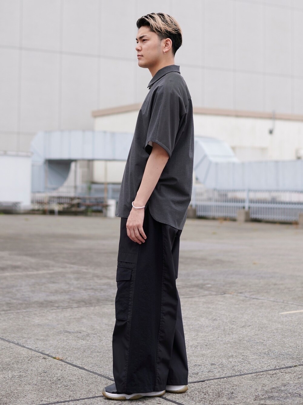 グレー系のシャツ/ブラウスを着用したメンズの春コーディネートの2枚目の写真