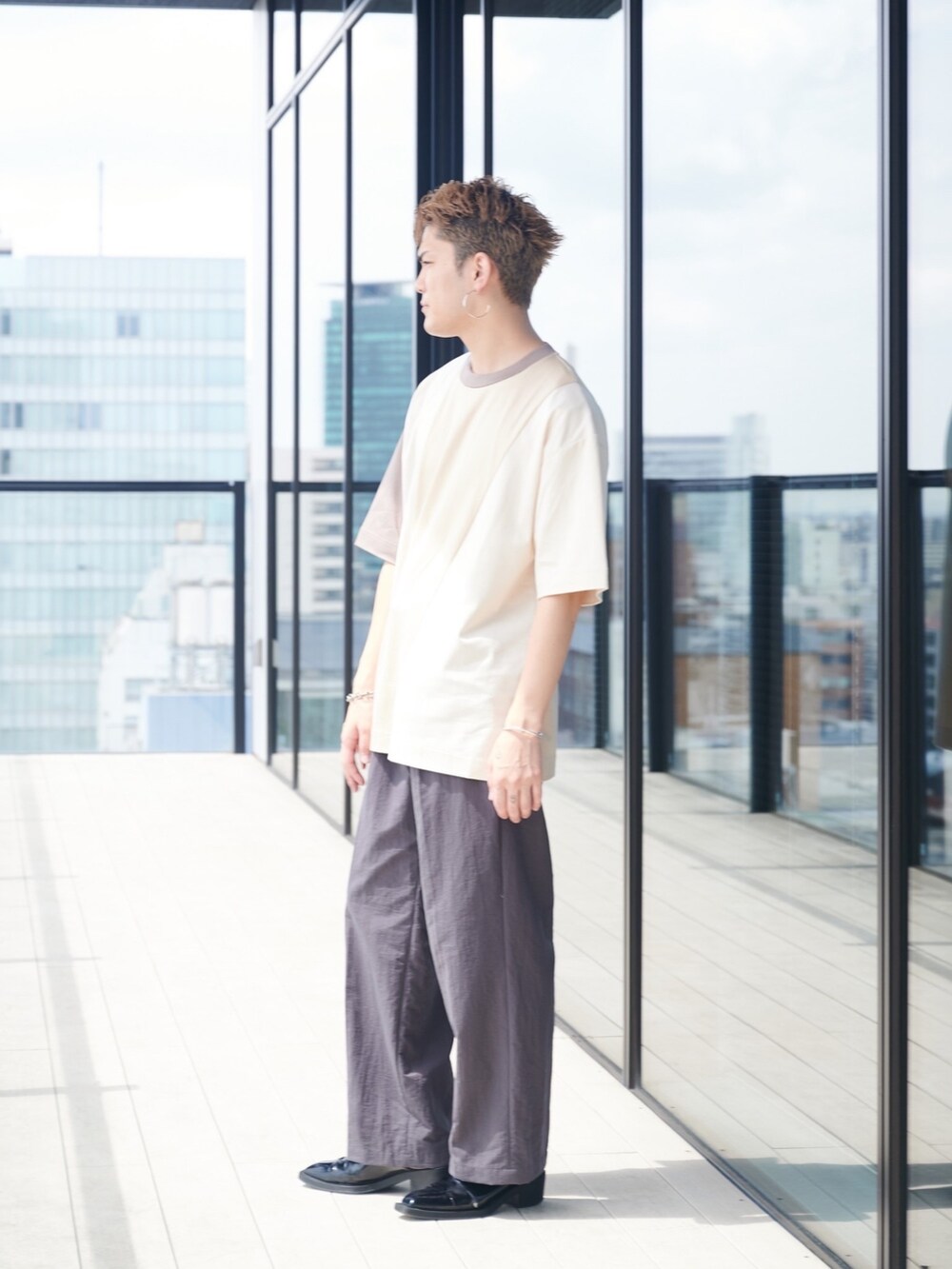 ベージュ系のTシャツ/カットソーを着用したメンズの夏コーディネートの2枚目の写真