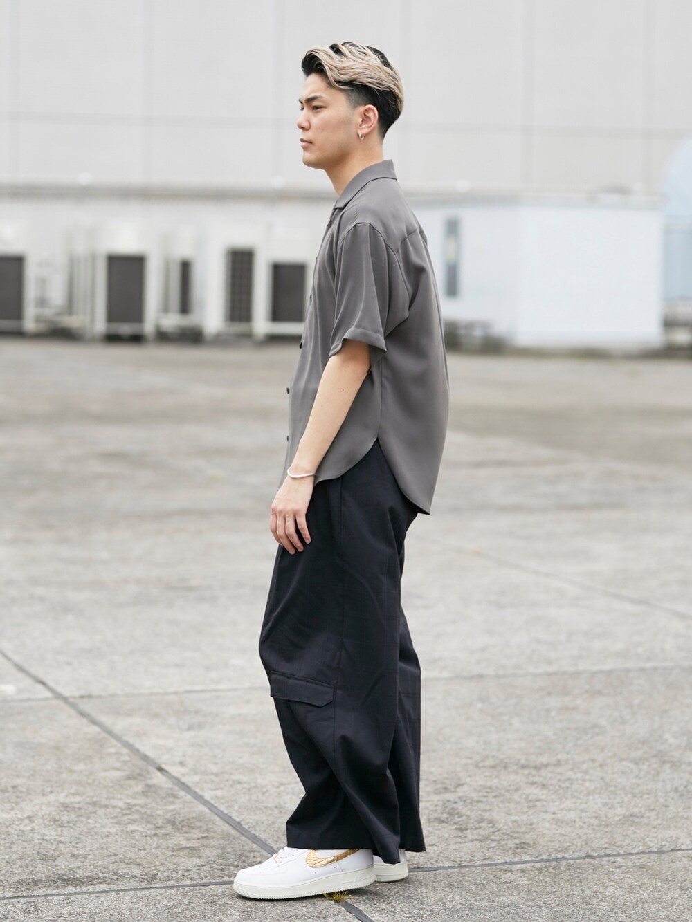 グレー系のシャツ/ブラウスを着用したメンズの春コーディネートの2枚目の写真