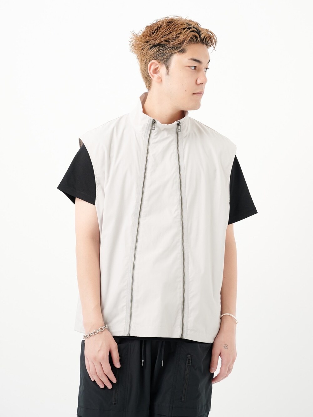 ベージュ系のベストを着用したメンズの夏コーディネートの4枚目の写真