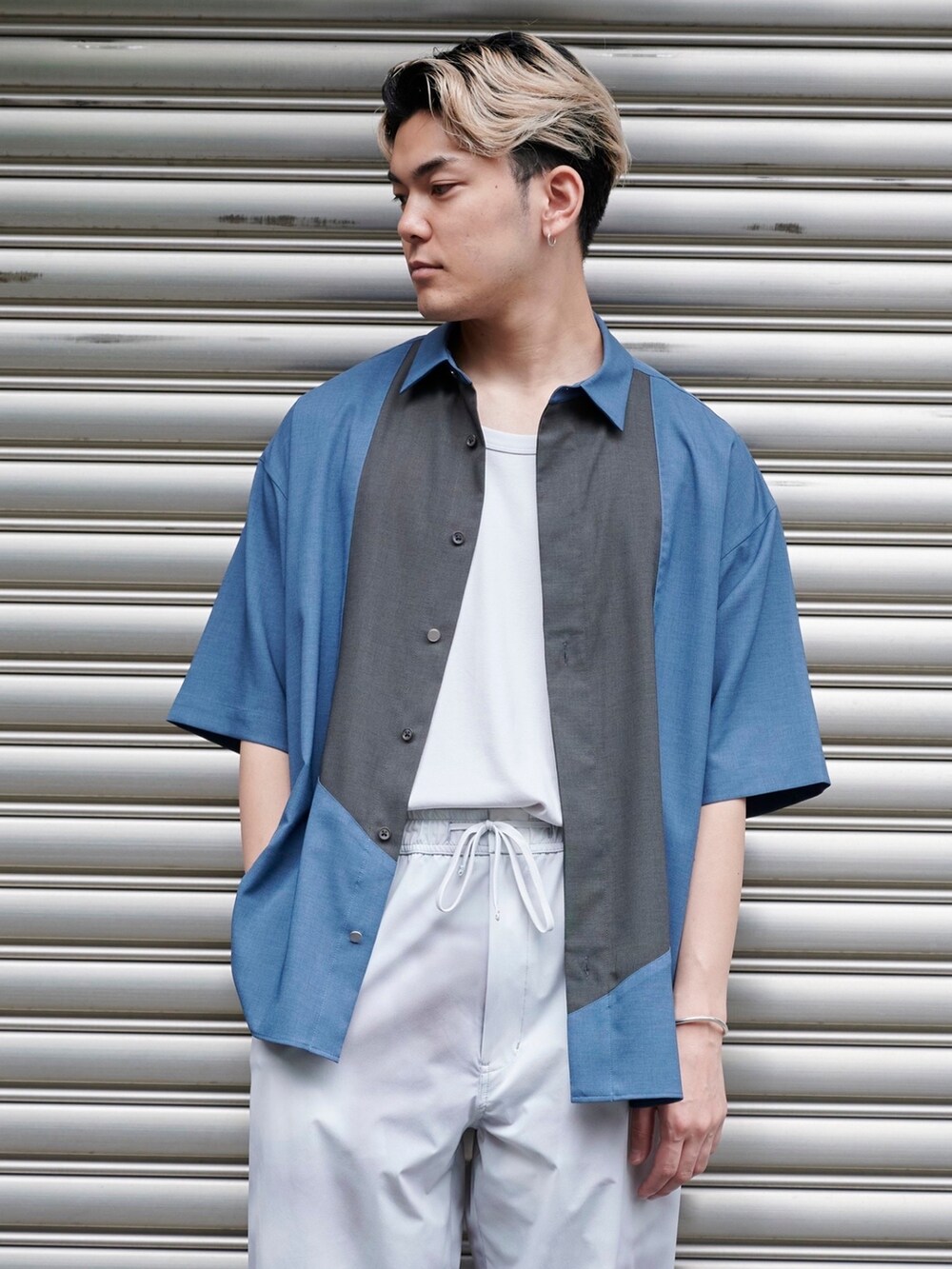 ブルー系のシャツ/ブラウスを着用したメンズの夏コーディネートの4枚目の写真