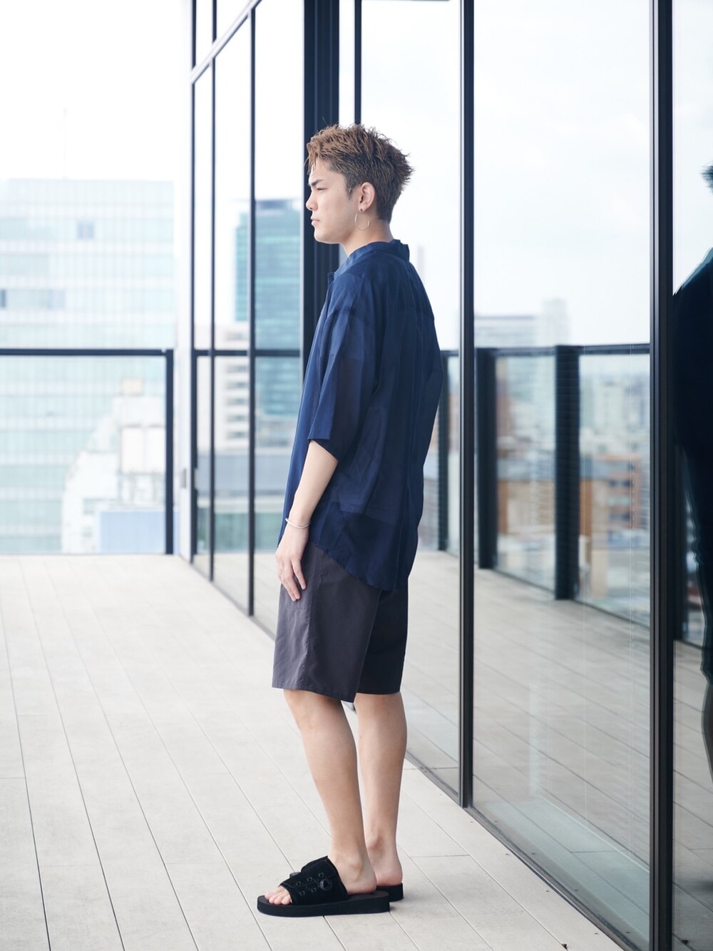 ブルー系のシャツ/ブラウスを着用したメンズの夏コーディネートの2枚目の写真