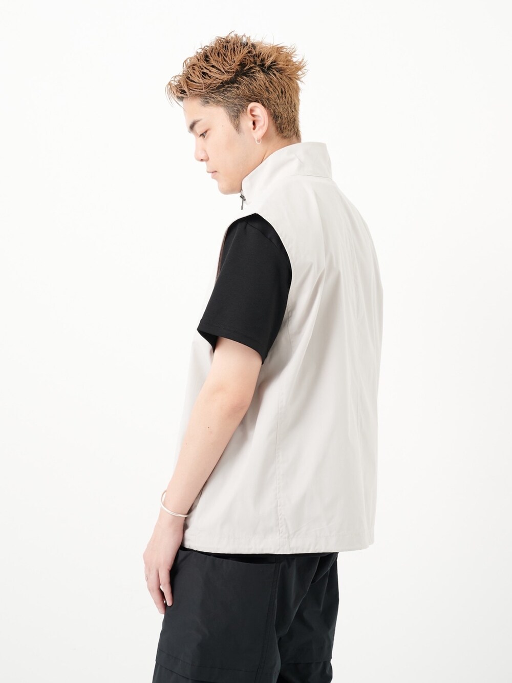 ベージュ系のベストを着用したメンズの夏コーディネートの5枚目の写真