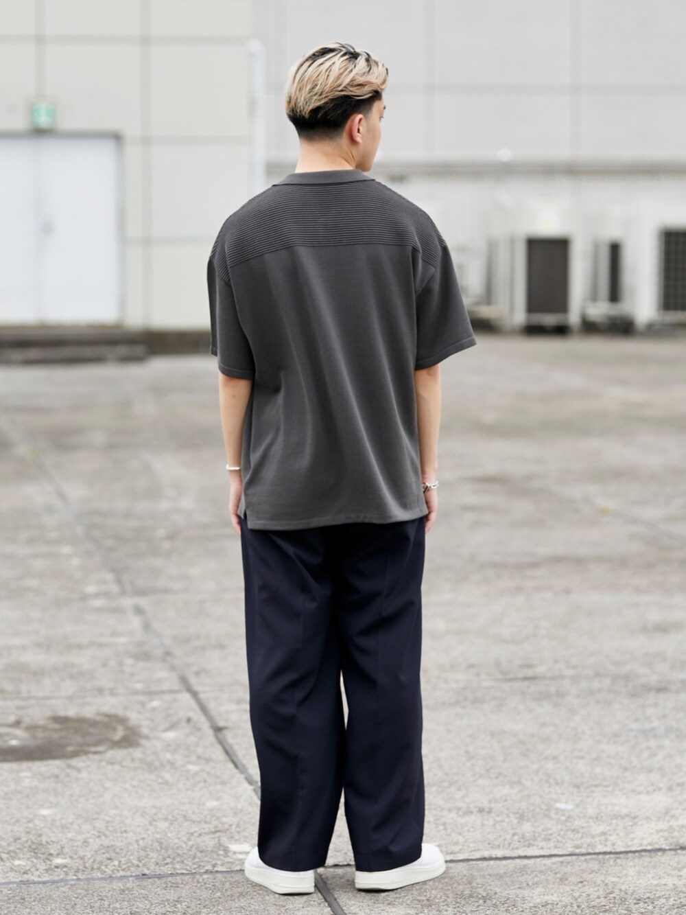 グレー系のポロシャツを着用したメンズの春コーディネートの3枚目の写真