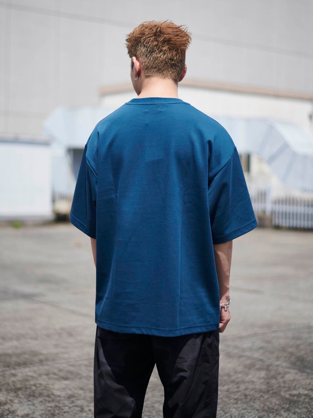 ブルー系のTシャツ/カットソーを着用したメンズの夏コーディネートの5枚目の写真