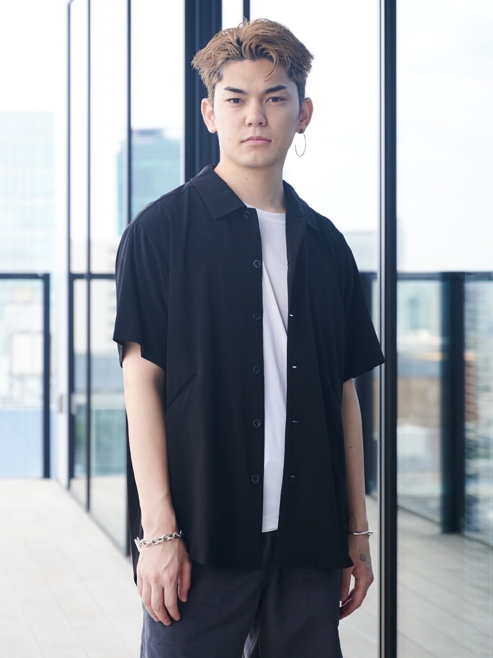 ブラック系のシャツ/ブラウスを着用したメンズの夏コーディネートの4枚目の写真