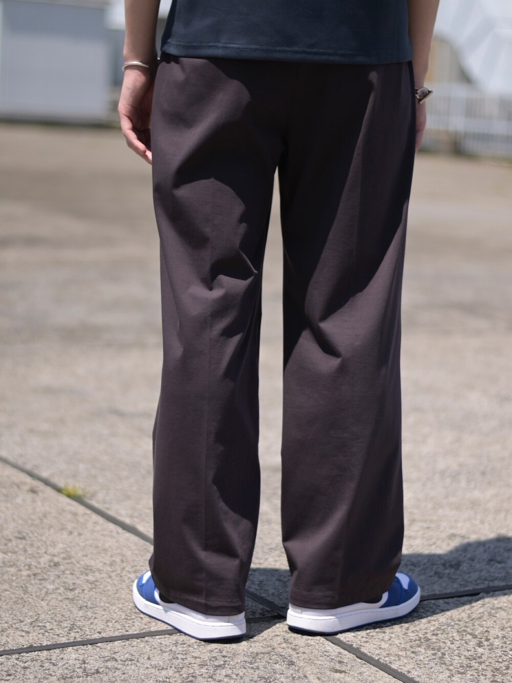 ブルー系のTシャツ/カットソー、ブラウン系のスラックスを着用したメンズの春コーディネートの5枚目の写真