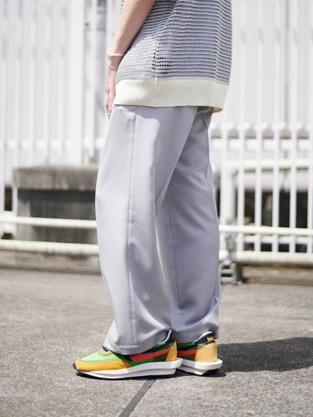 グレー系のスラックスを着用したメンズの夏コーディネートの5枚目の写真