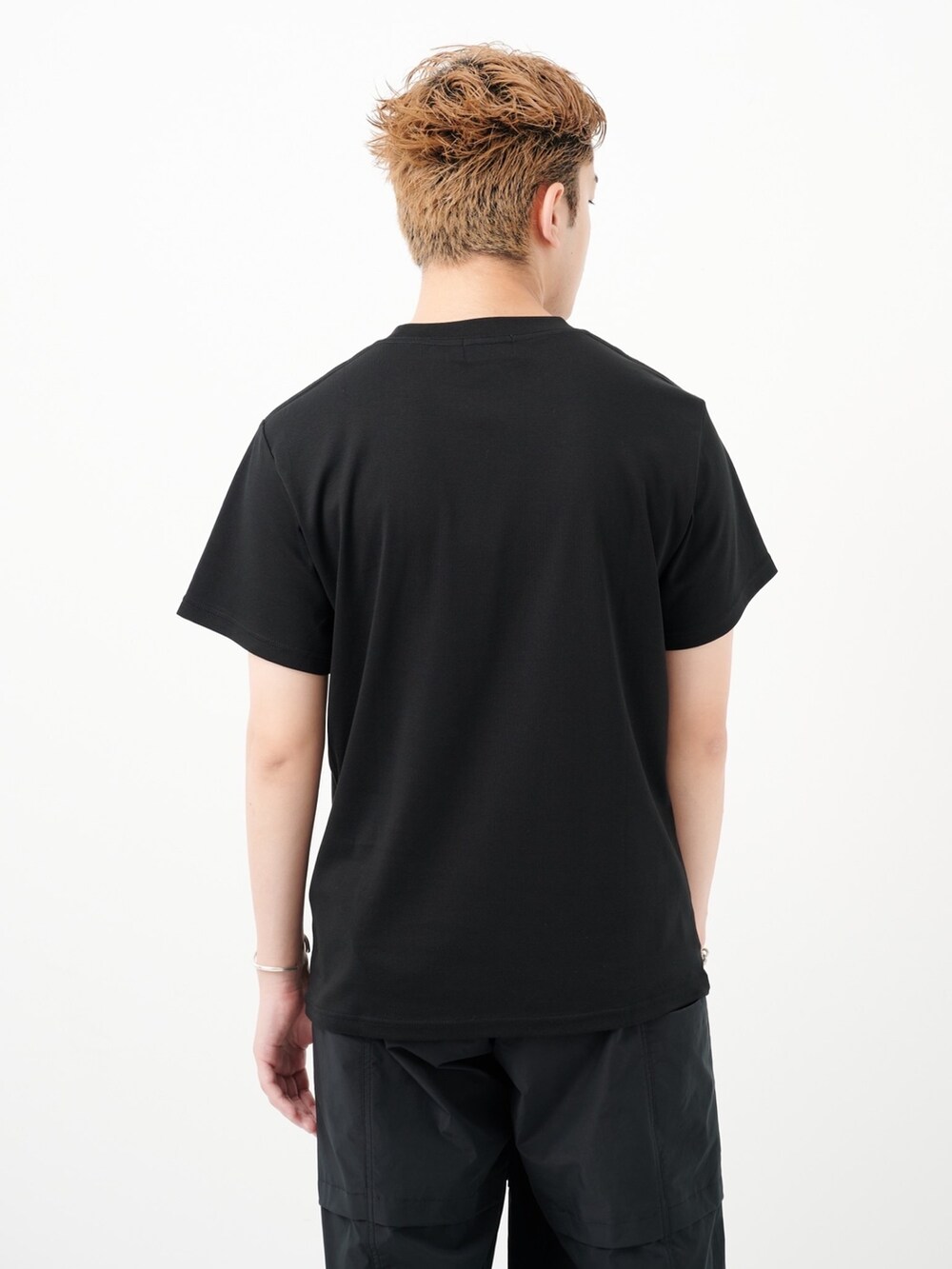 ブラック系のTシャツ/カットソーを着用したメンズの夏コーディネートの5枚目の写真