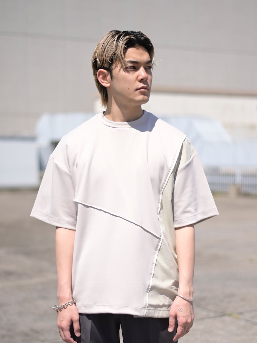ベージュ系のTシャツ/カットソー、ブルー系のその他パンツを着用したメンズの春コーディネートの2枚目の写真