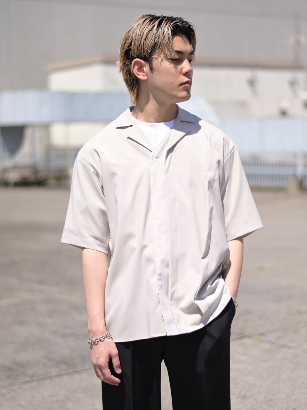 ベージュ系のシャツ/ブラウス、ブラック系のスラックスを着用したメンズの春コーディネートの2枚目の写真