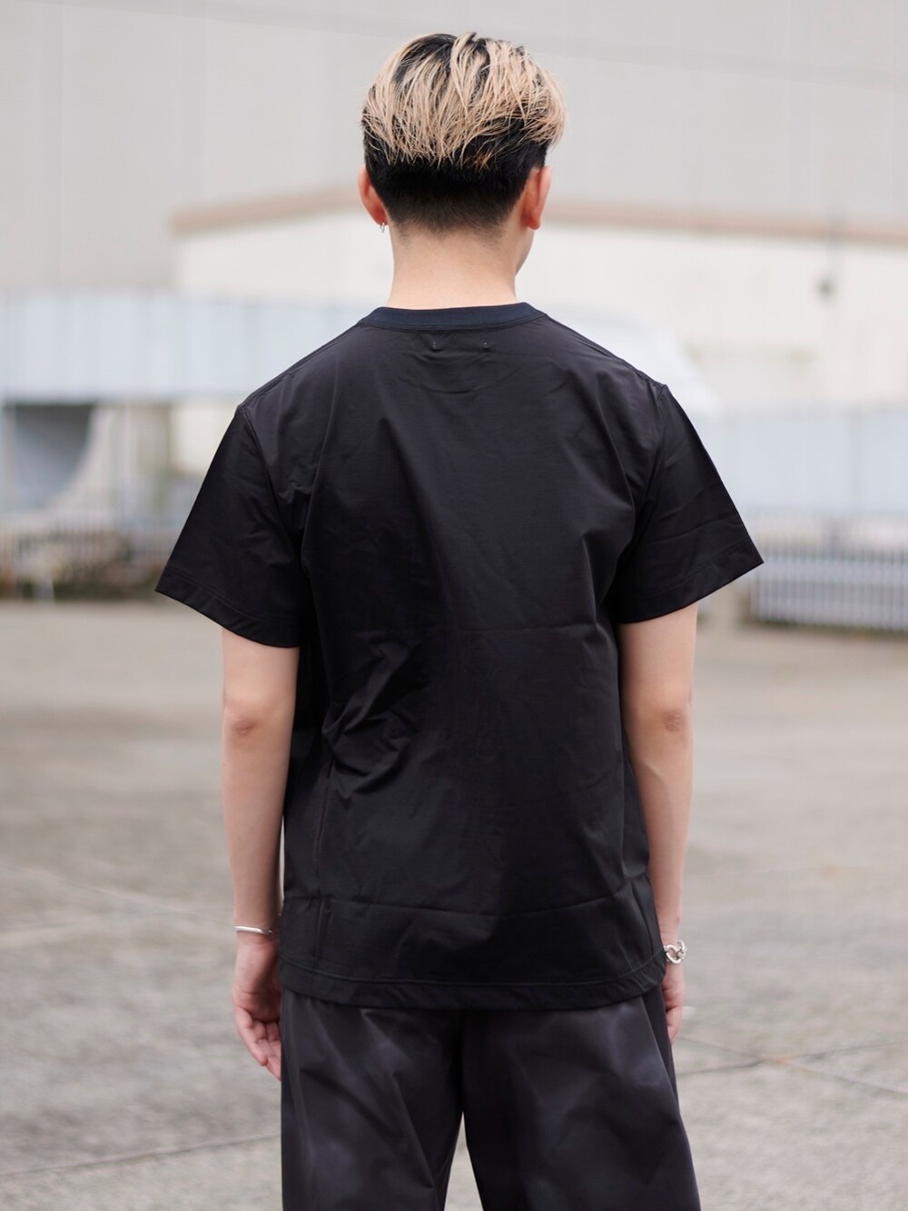 ブラック系のTシャツ/カットソーを着用したメンズの春コーディネートの5枚目の写真