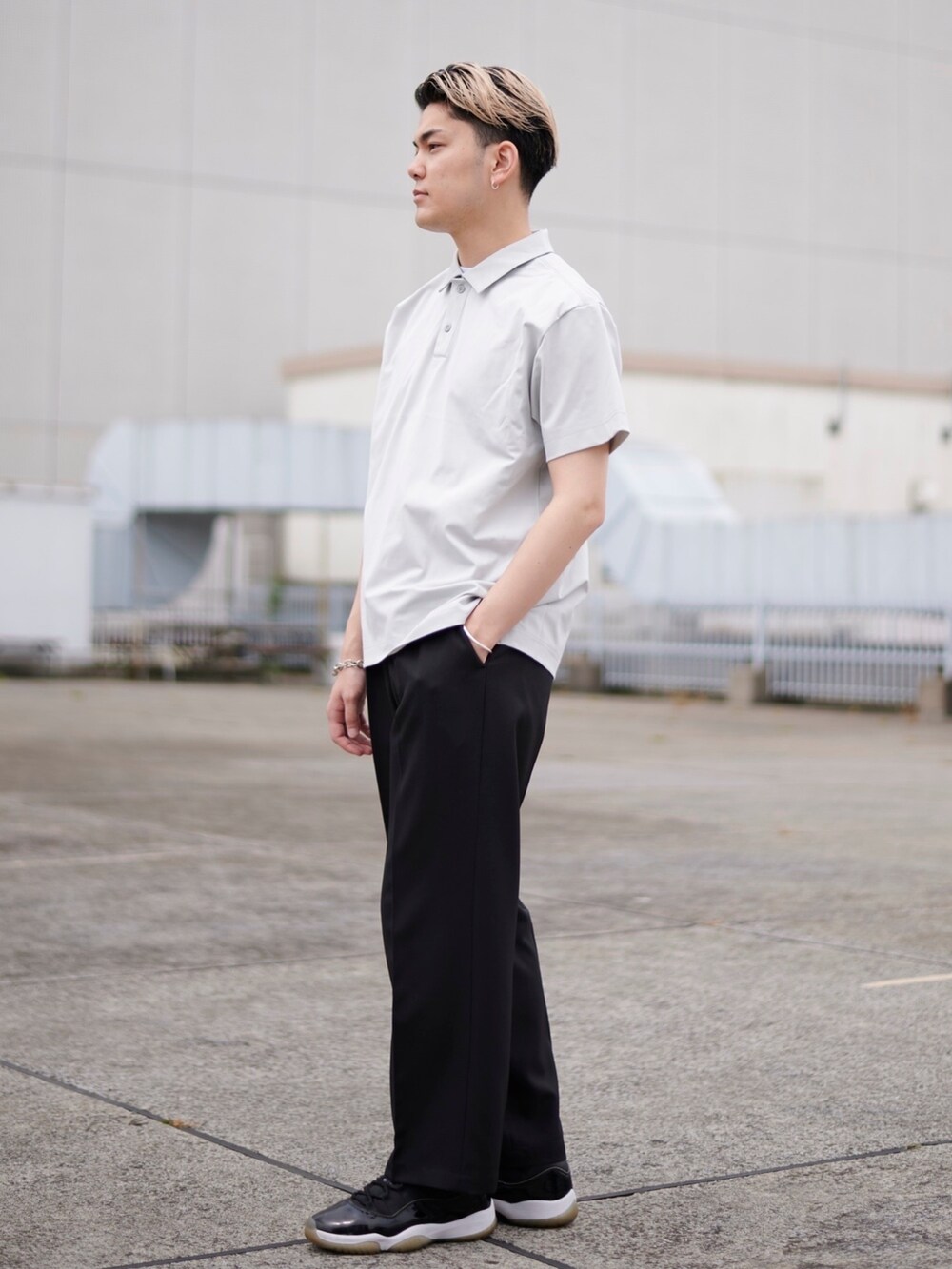 グレー系のシャツ/ブラウスを着用したメンズの春コーディネートの2枚目の写真