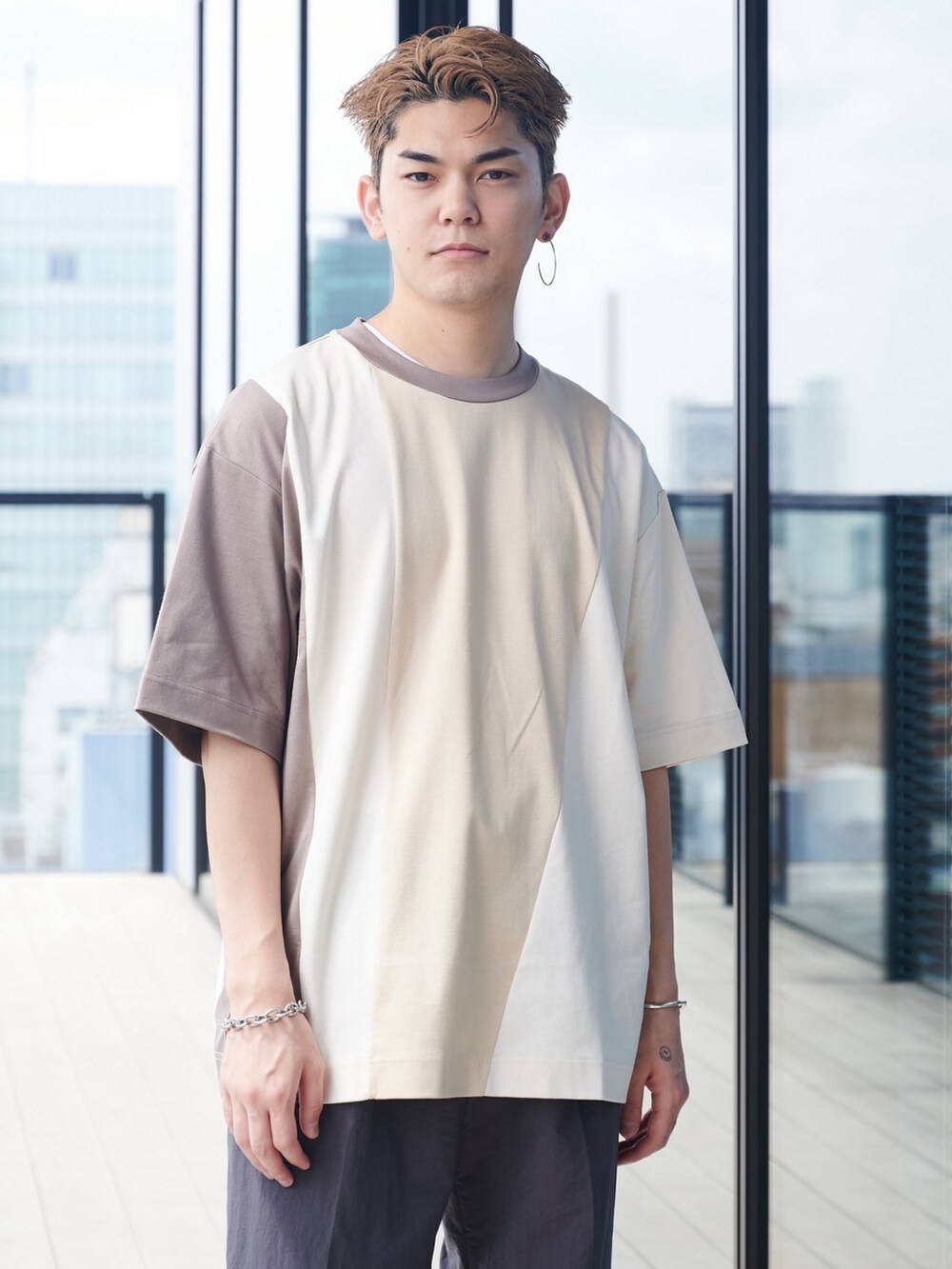 ベージュ系のTシャツ/カットソーを着用したメンズの夏コーディネートの4枚目の写真