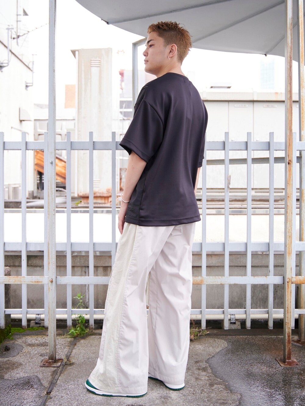 ブラック系のTシャツ/カットソーを着用したメンズの夏コーディネートの2枚目の写真