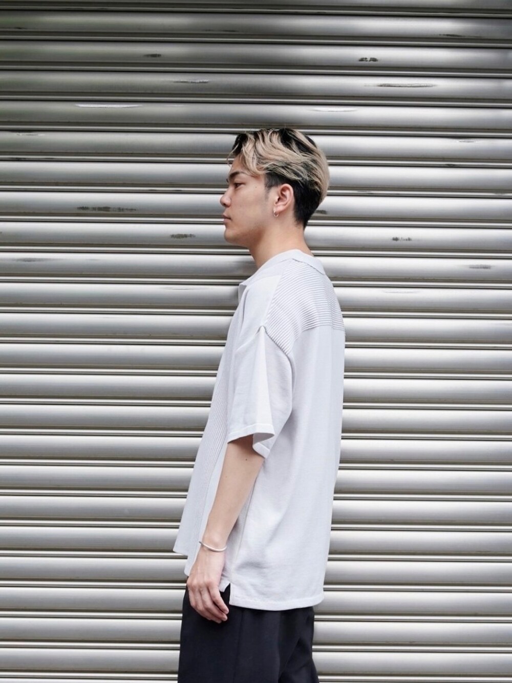 グレー系のポロシャツを着用したメンズの夏コーディネートの5枚目の写真