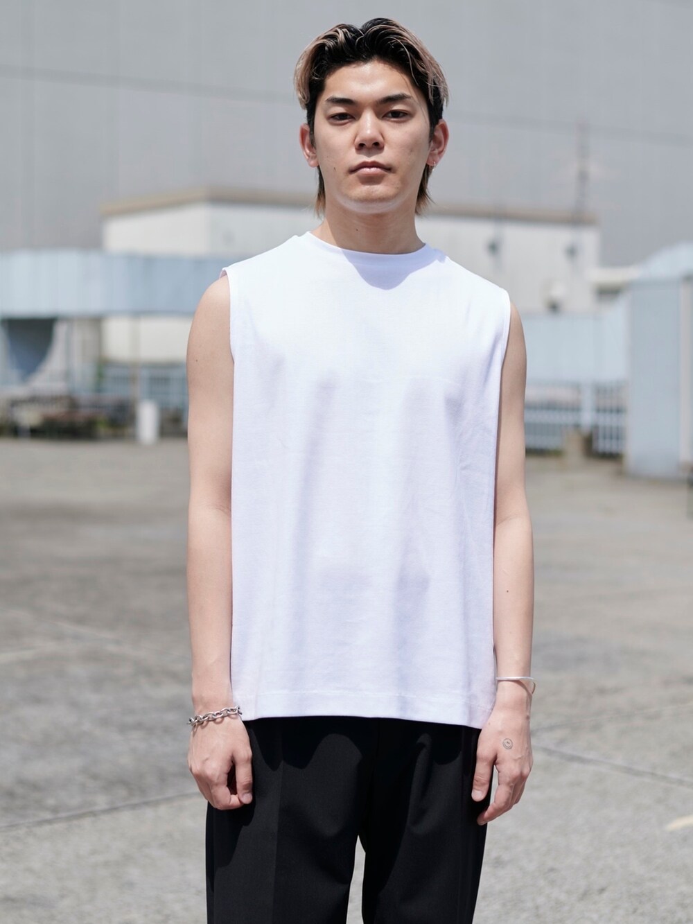 ホワイト系のTシャツ/カットソーを着用したメンズの春コーディネートの4枚目の写真