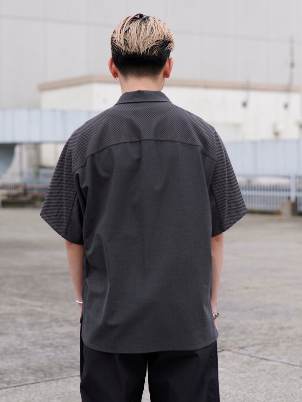 グレー系のシャツ/ブラウスを着用したメンズの春コーディネートの5枚目の写真