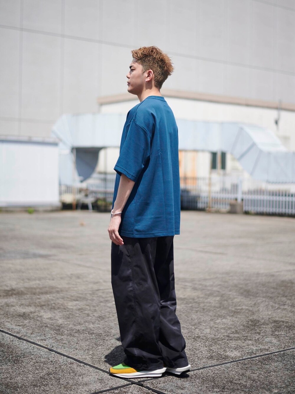 ブルー系のTシャツ/カットソーを着用したメンズの夏コーディネートの2枚目の写真