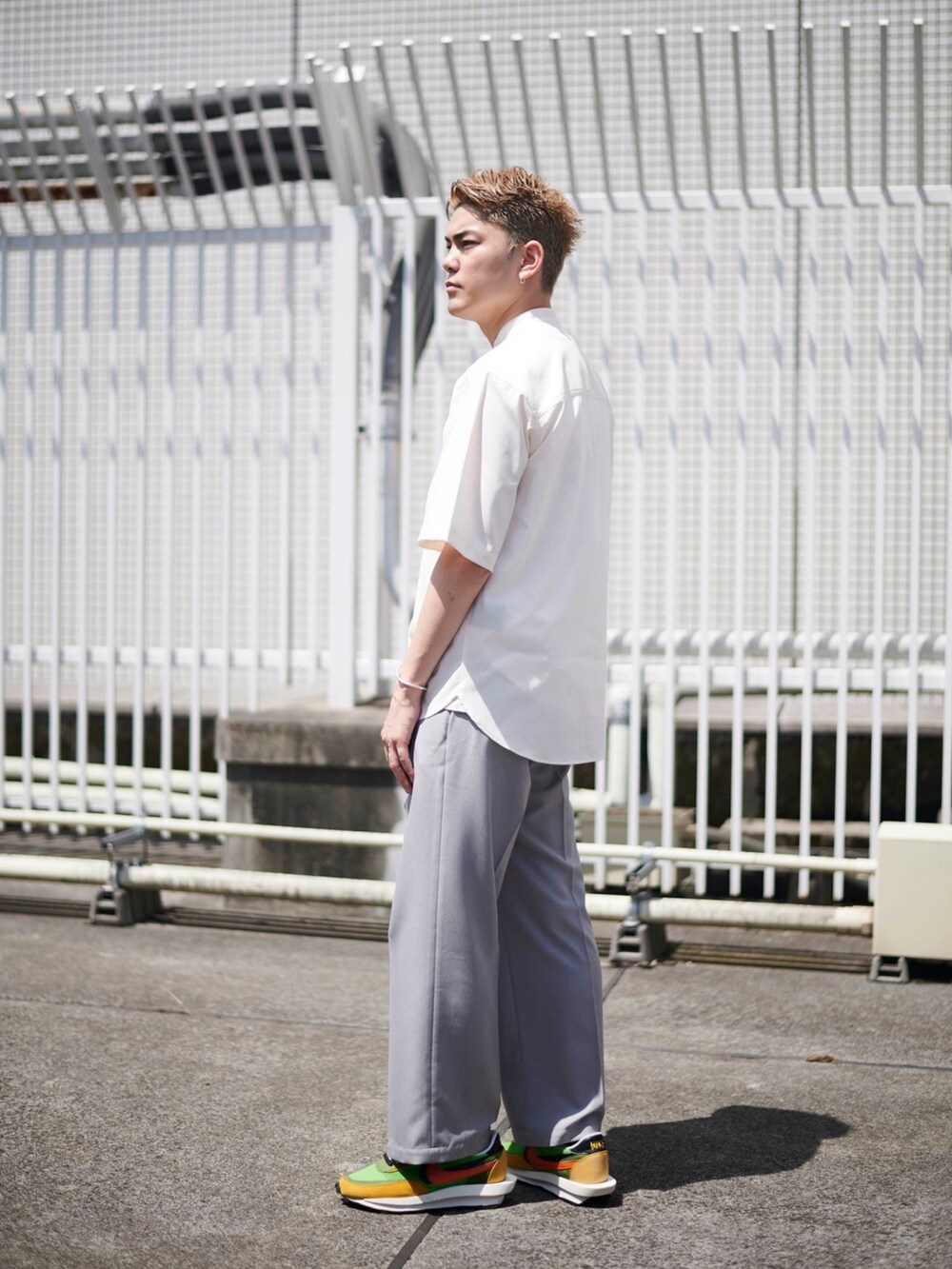 ホワイト系のシャツ/ブラウスを着用したメンズの夏コーディネートの2枚目の写真