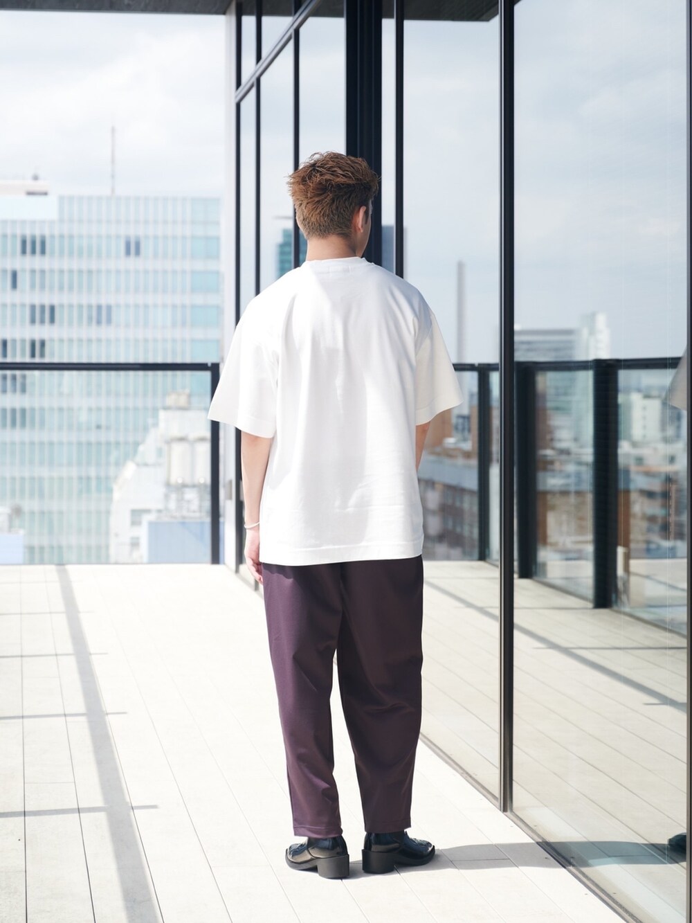 ホワイト系のTシャツ/カットソーを着用したメンズの夏コーディネートの3枚目の写真