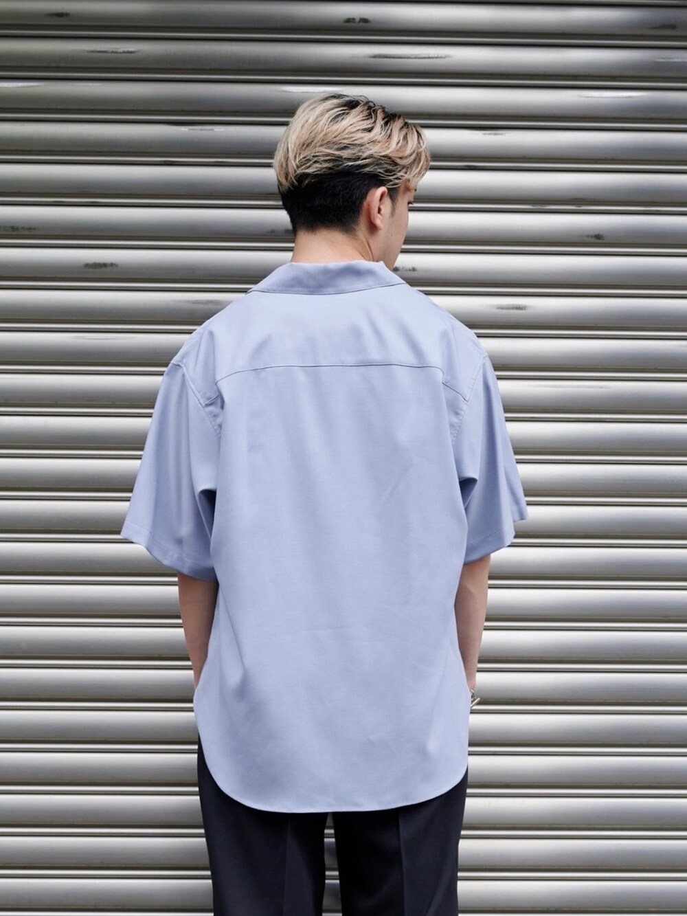 ブルー系のシャツ/ブラウスを着用したメンズの夏コーディネートの5枚目の写真