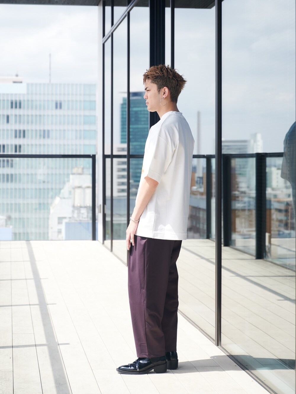 ホワイト系のTシャツ/カットソーを着用したメンズの夏コーディネートの2枚目の写真