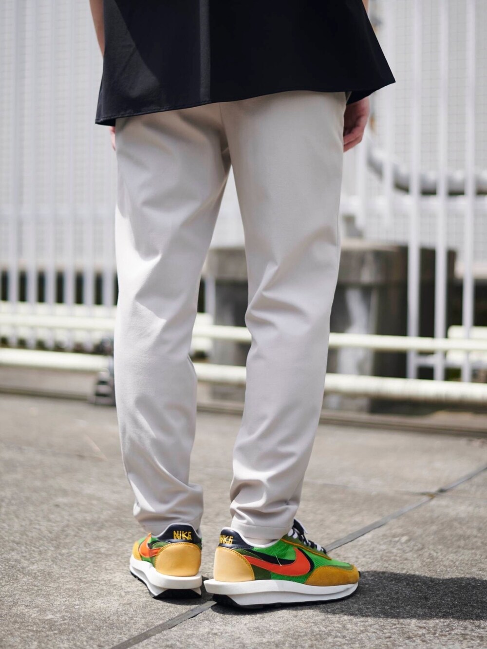 ベージュ系のスラックスを着用したメンズの夏コーディネートの5枚目の写真