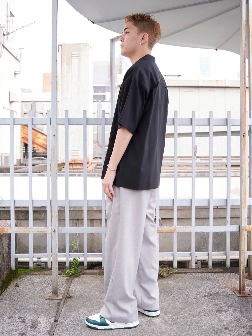 ブラック系のシャツ/ブラウスを着用したメンズの夏コーディネートの2枚目の写真