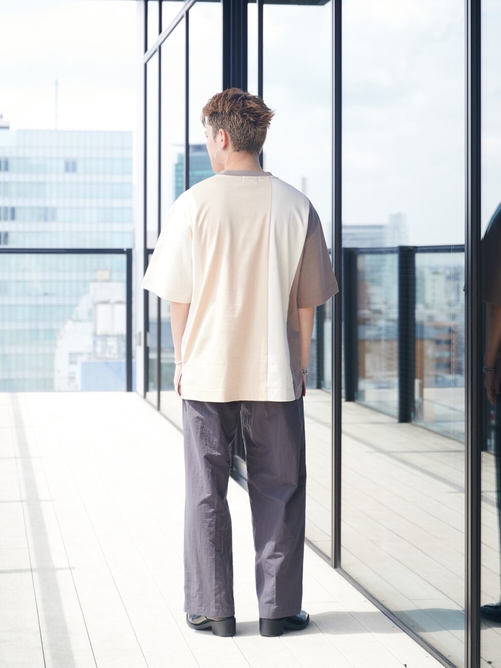 ベージュ系のTシャツ/カットソーを着用したメンズの夏コーディネートの3枚目の写真