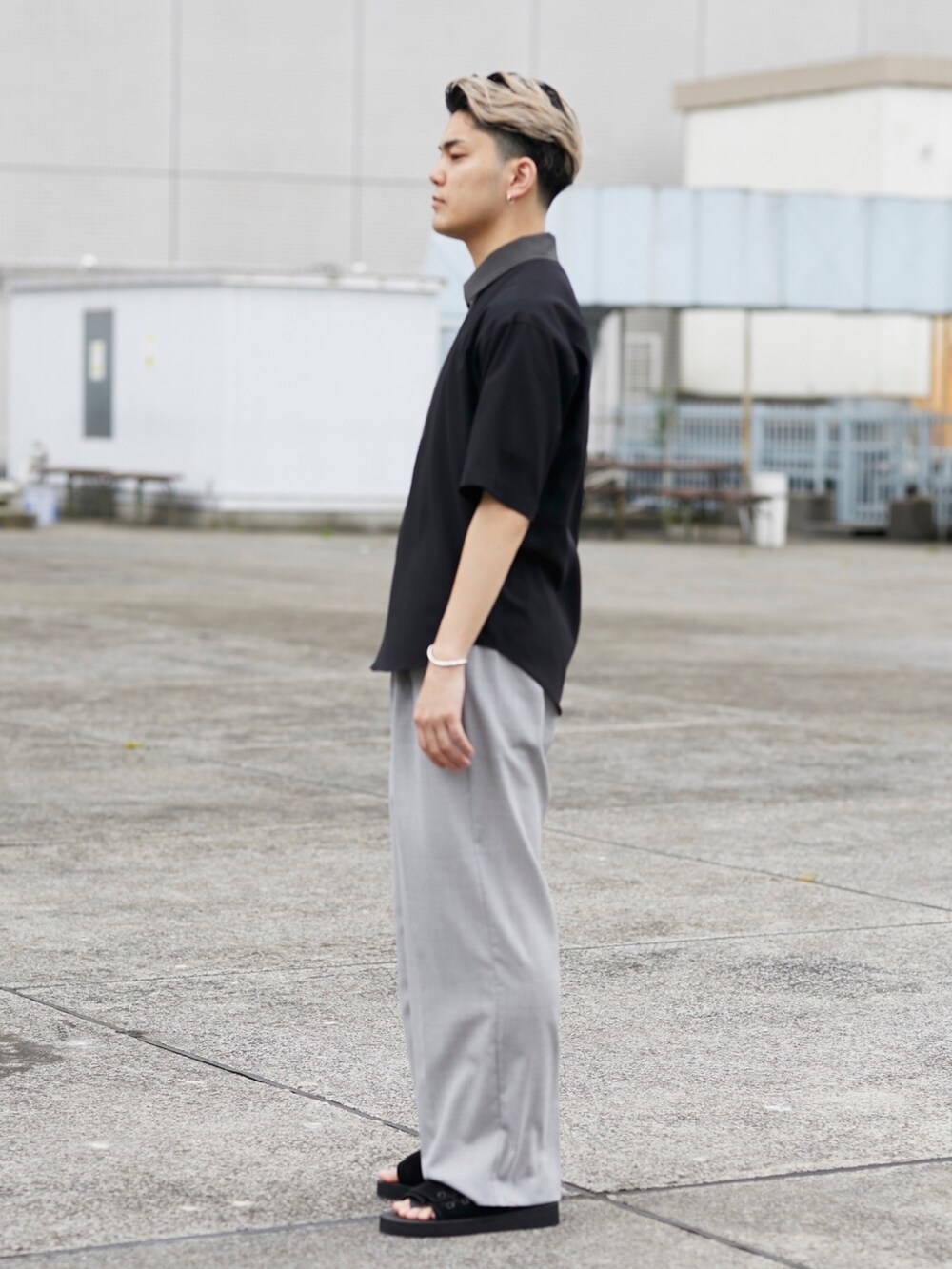 ブラック系のシャツ/ブラウスを着用したメンズの春コーディネートの2枚目の写真