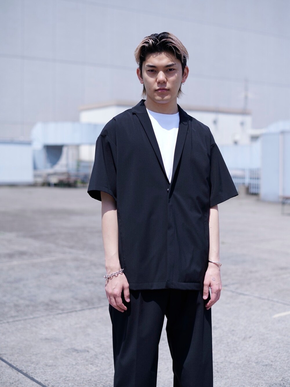 ブラック系のテーラードジャケットを着用したメンズの春コーディネートの4枚目の写真