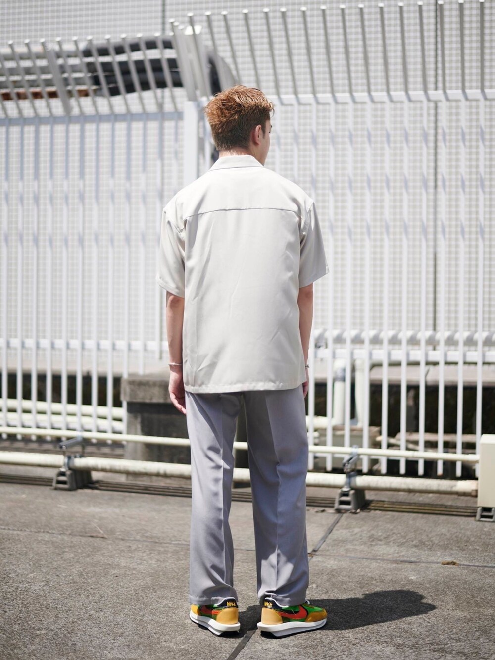 グレー系のテーラードジャケットを着用したメンズの夏コーディネートの3枚目の写真