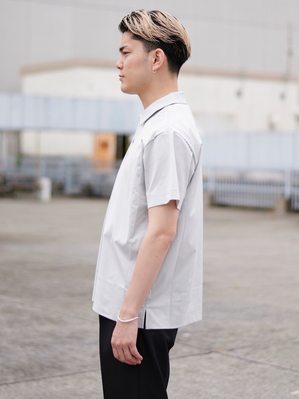 グレー系のシャツ/ブラウスを着用したメンズの春コーディネートの4枚目の写真