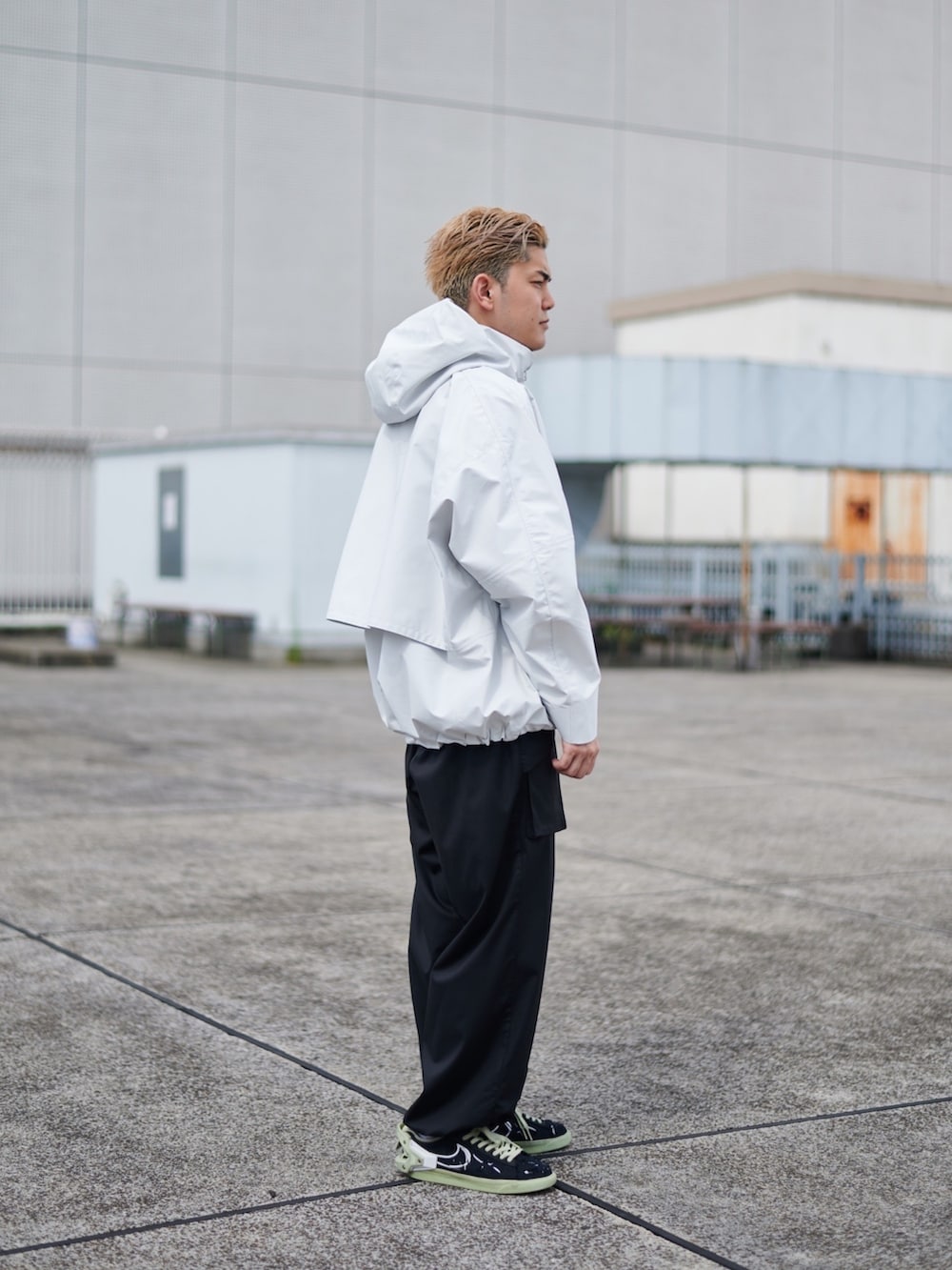 ホワイト系のマウンテンパーカーを着用したメンズの秋コーディネートの2枚目の写真