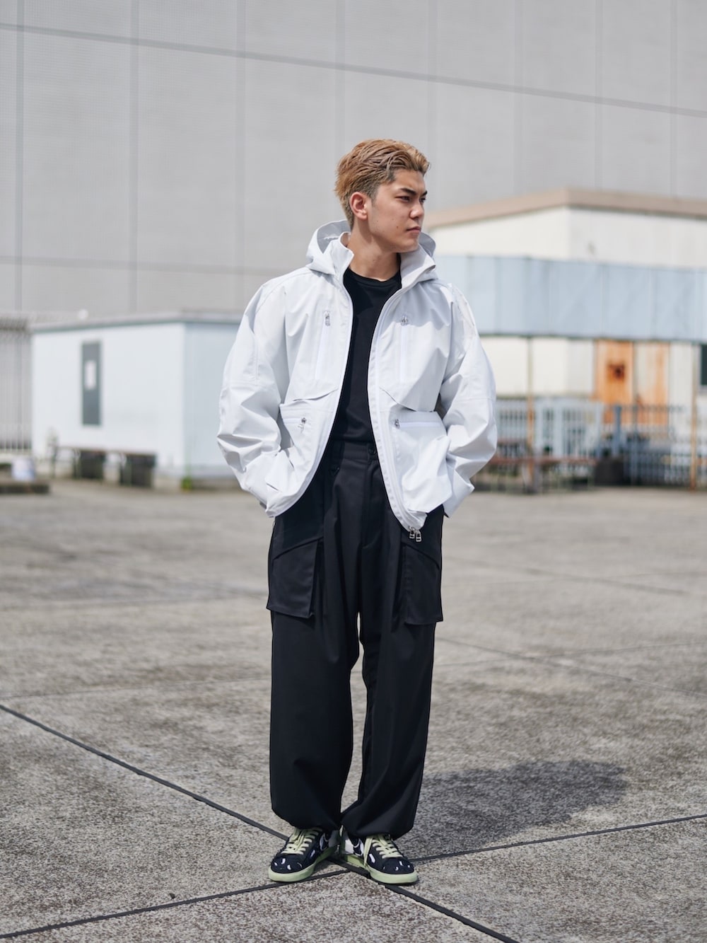 ホワイト系のマウンテンパーカーを着用したメンズの秋コーディネートの5枚目の写真