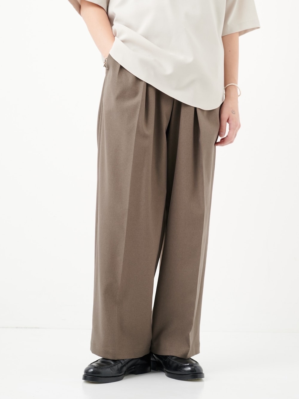 グリーン系のスラックスを着用したメンズの夏コーディネートの4枚目の写真