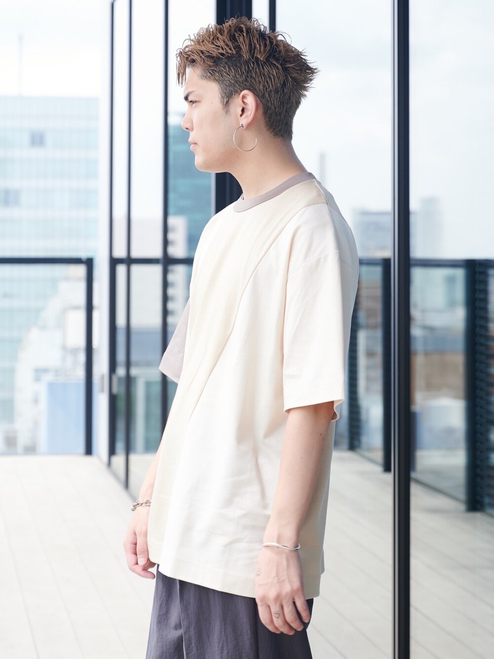 ベージュ系のTシャツ/カットソーを着用したメンズの夏コーディネートの5枚目の写真