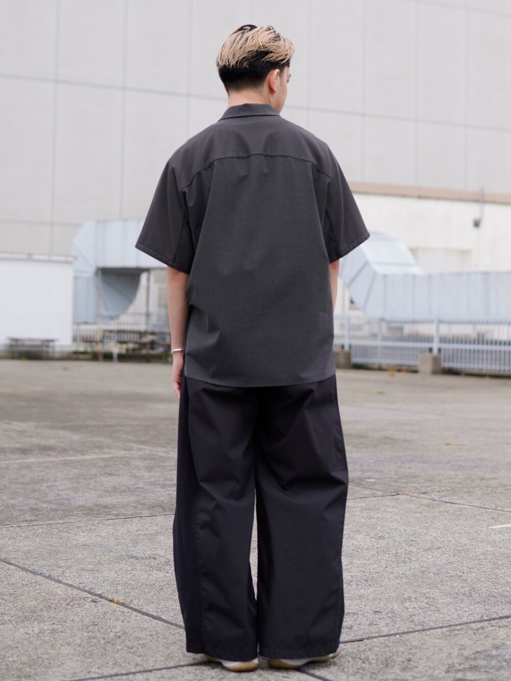 グレー系のシャツ/ブラウスを着用したメンズの春コーディネートの3枚目の写真