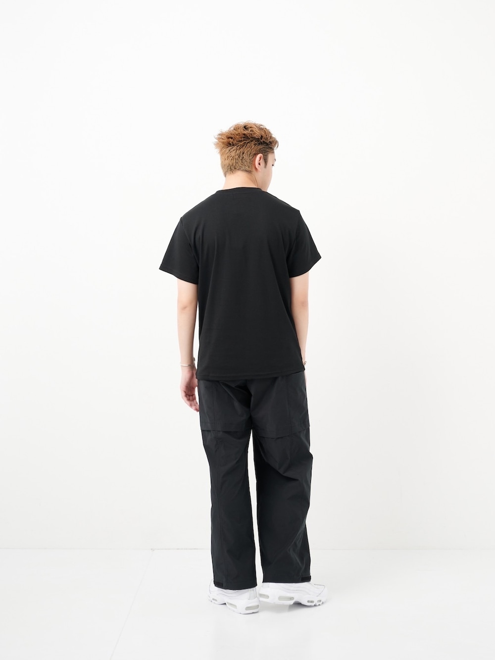 ブラック系のTシャツ/カットソーを着用したメンズの夏コーディネートの3枚目の写真