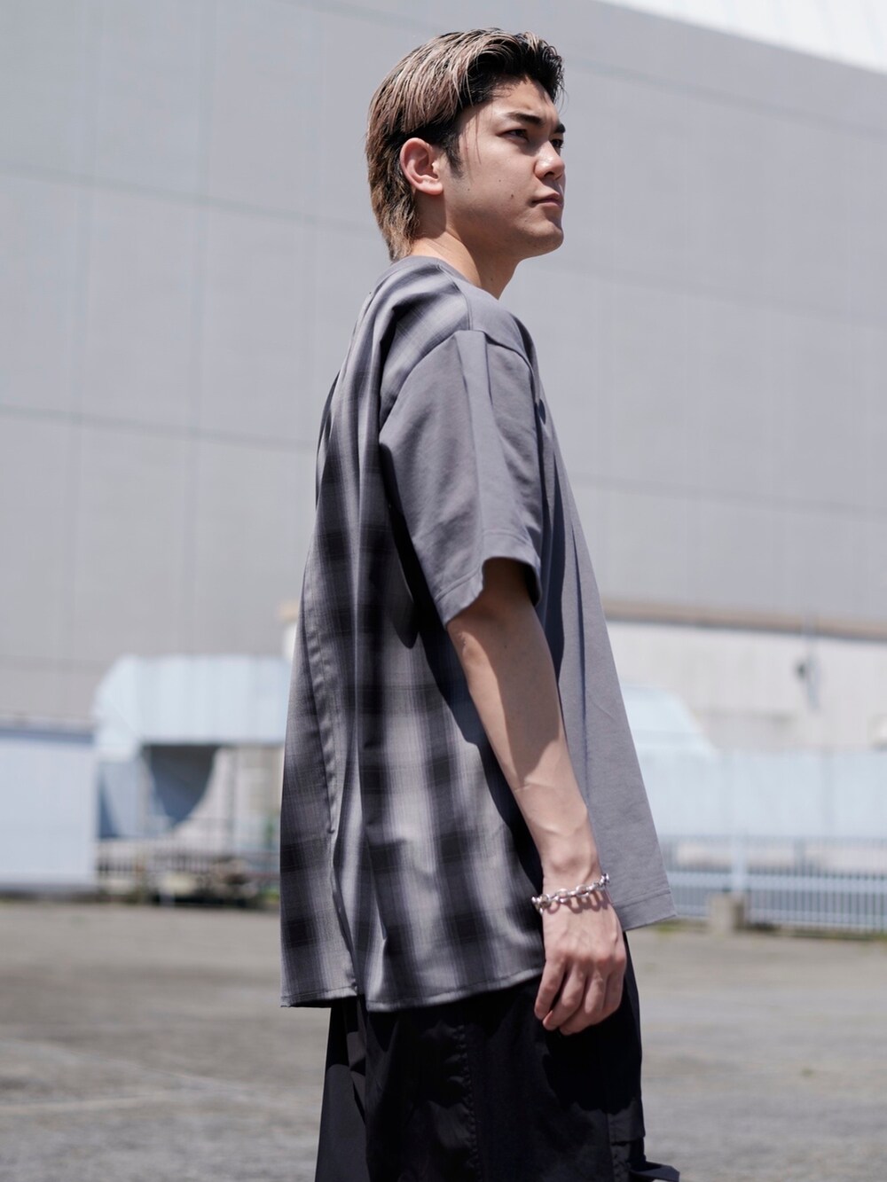 グレー系のTシャツ/カットソーを着用したメンズの春コーディネートの4枚目の写真