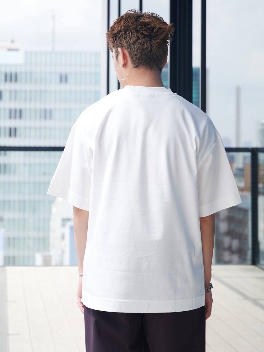 ホワイト系のTシャツ/カットソーを着用したメンズの夏コーディネートの5枚目の写真