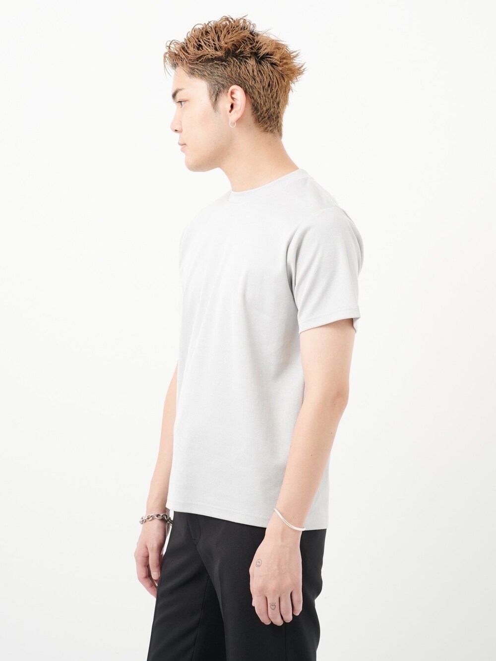 グリーン系のTシャツ/カットソーを着用したメンズの夏コーディネートの3枚目の写真