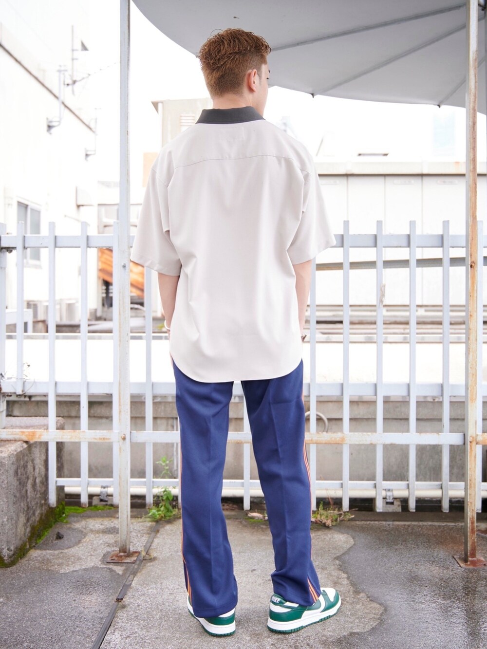 ブルー系のその他パンツを着用したメンズの夏コーディネートの3枚目の写真