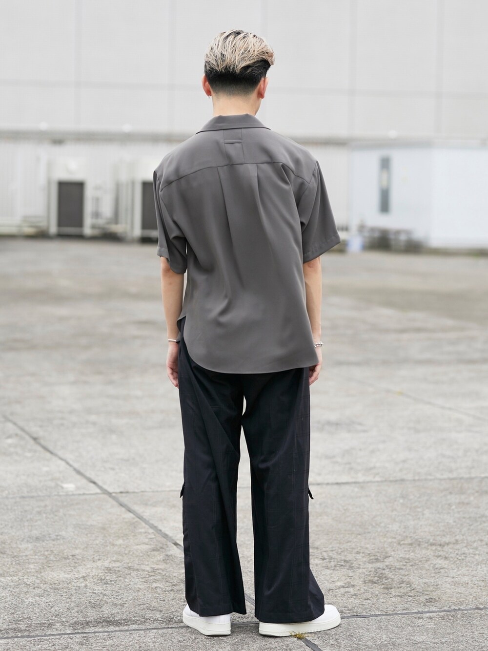 グレー系のシャツ/ブラウスを着用したメンズの春コーディネートの3枚目の写真