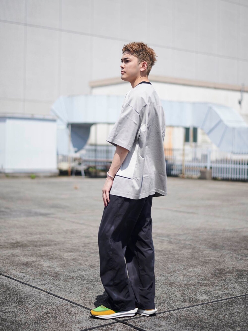 ホワイト系のTシャツ/カットソーを着用したメンズの夏コーディネートの2枚目の写真