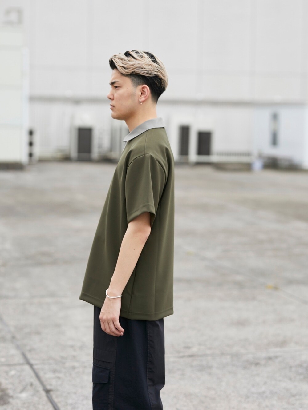 グレー系のポロシャツを着用したメンズの春コーディネートの5枚目の写真