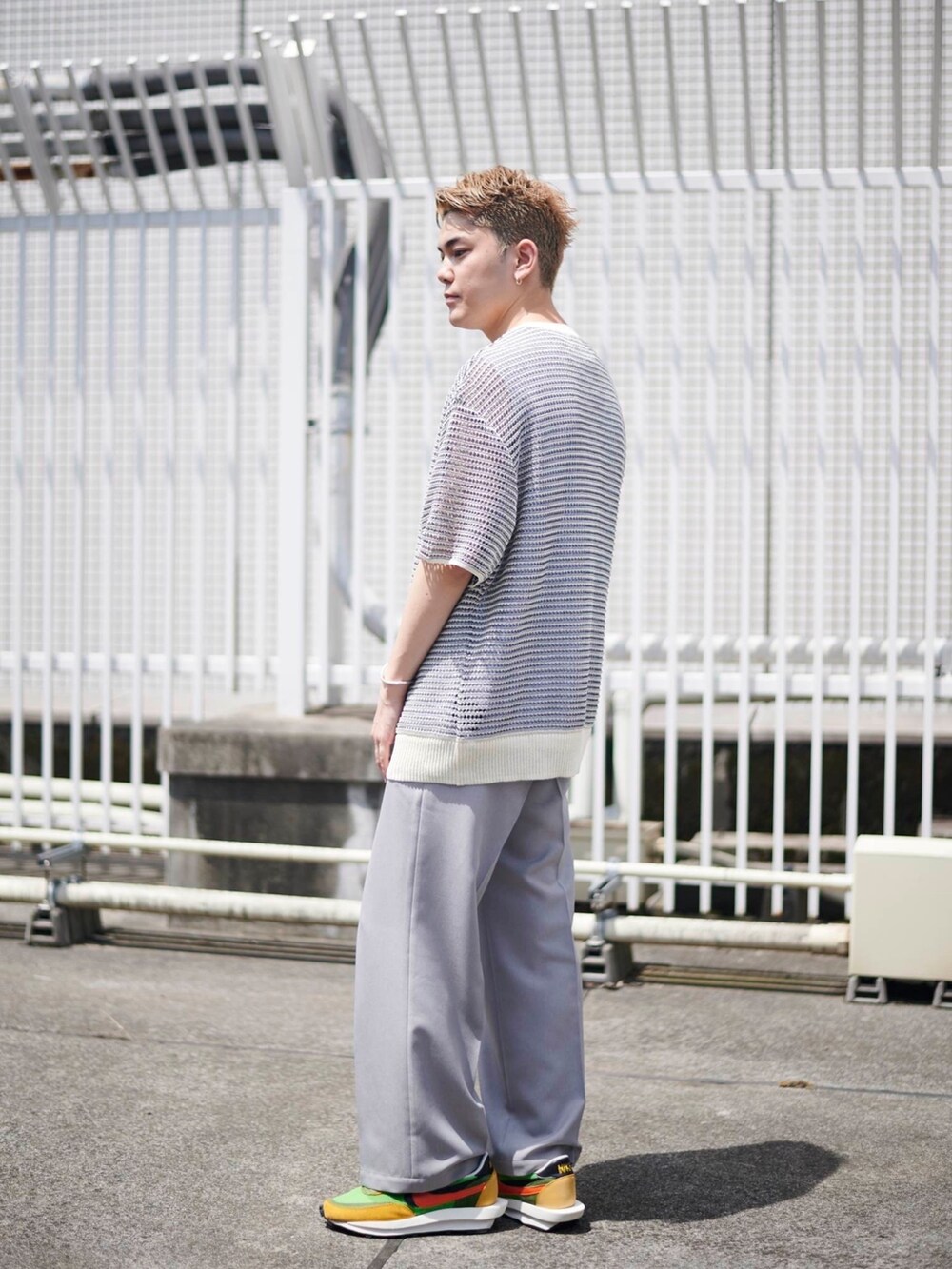 グレー系のスラックスを着用したメンズの夏コーディネートの2枚目の写真